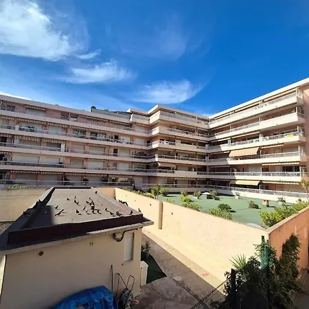 Appartement Plein Centre De Juan - Proche Et Gare *